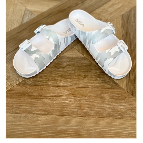 MIA Shoes - MIA Jasmine Sandals white & gray camo New Size 10